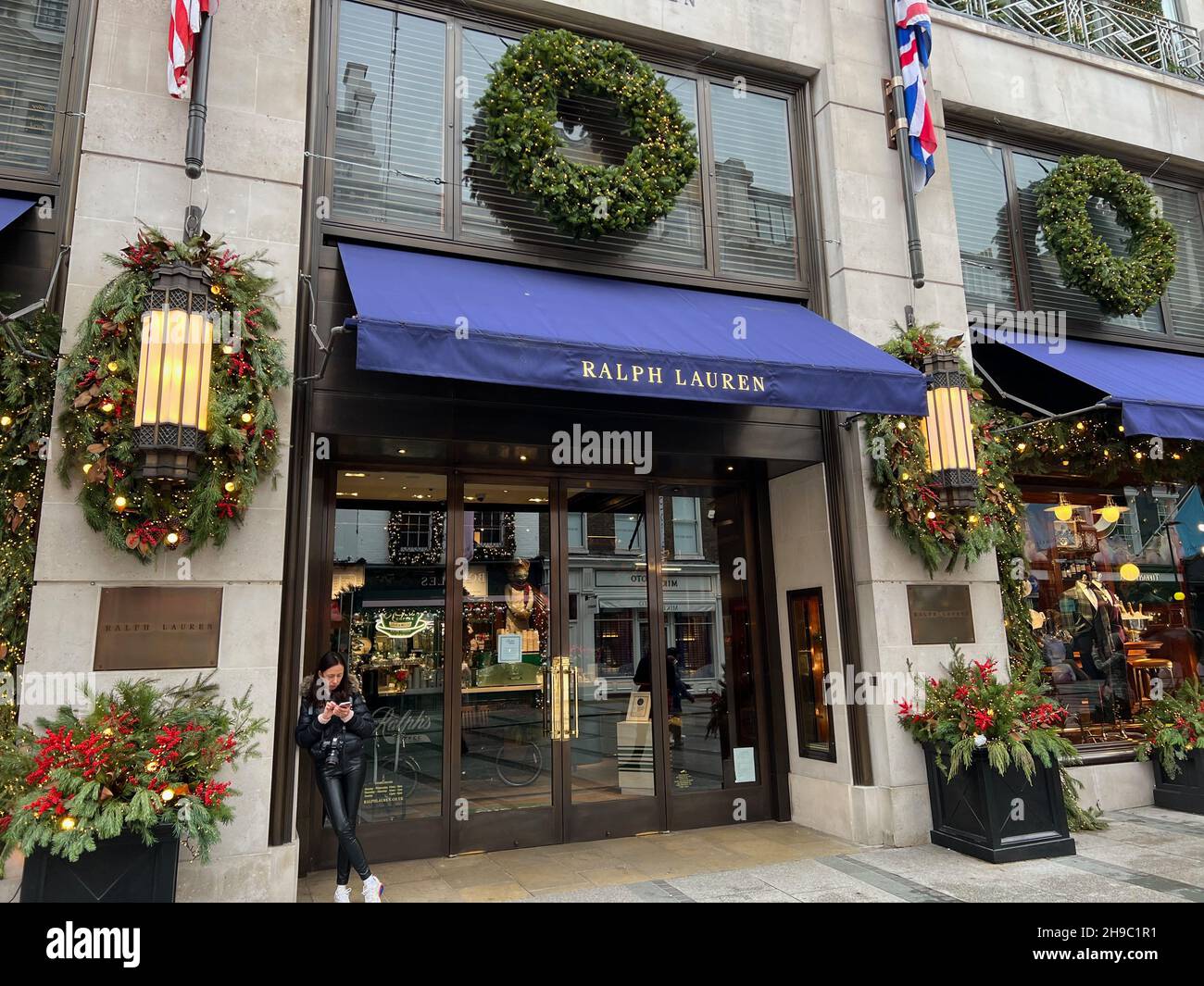 Londra, Regno Unito. 05 dicembre 2021. I clienti aspettano fuori dal negozio Ralph Lauren in New Bond Street a Londra, Inghilterra, il 5 dicembre 2021. Il Regno Unito ha imposto nuove misure di viaggio in relazione alla variante Omicron COVID-19. (Foto di Samuel Rigelhaupt/Sipa USA) Credit: Sipa USA/Alamy Live News Foto Stock