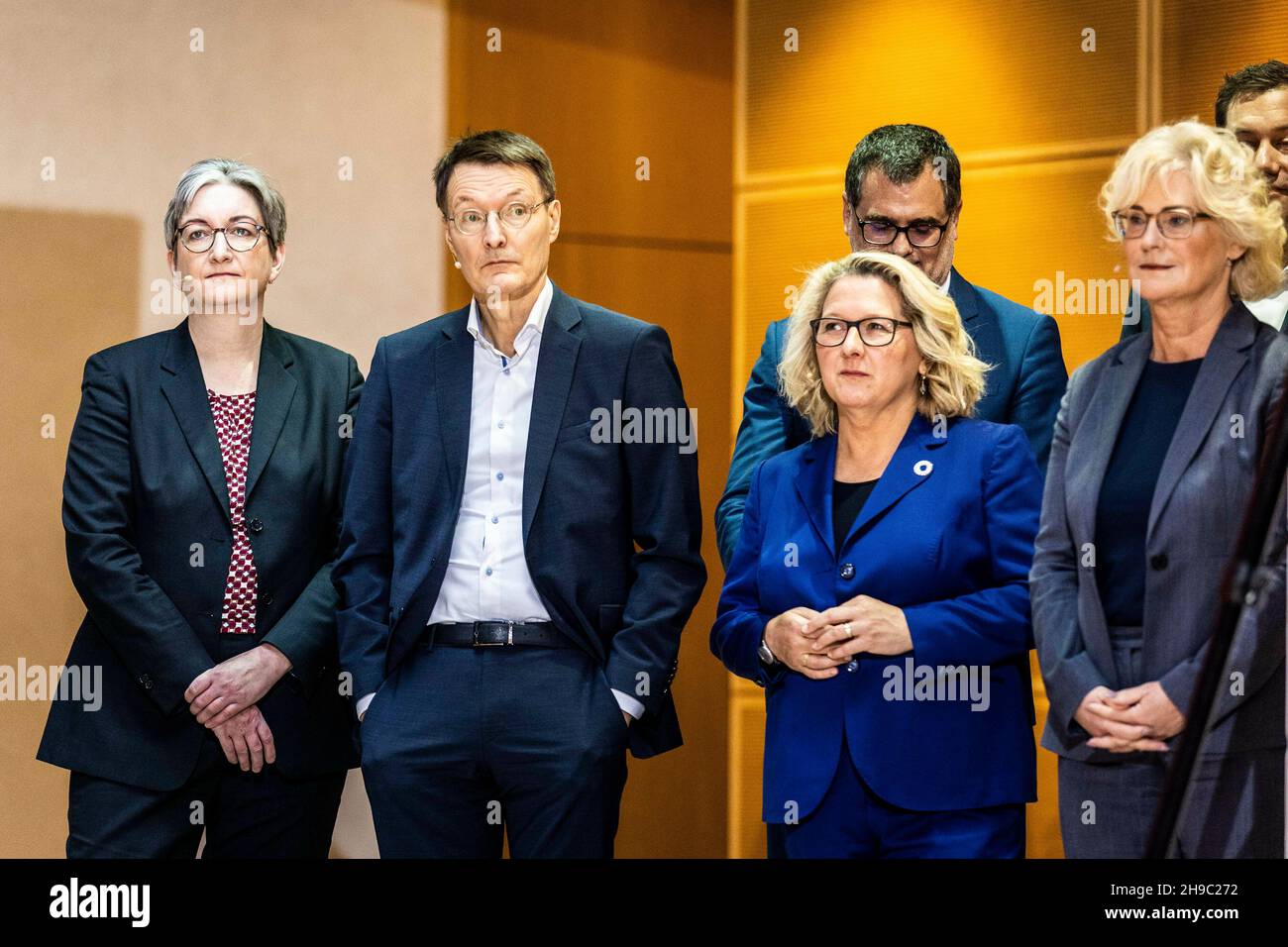 (LR) Klara Geywitz, ministro federale delle costruzioni, Karl Lauterbach, ministro federale della sanità, Svenja Schulze, ministro federale della cooperazione e dello sviluppo economico, Wolfgang Schmidt, capo della Cancelleria federale, E Christine Lambrecht, nominato Ministro federale della difesa, ha incluso nel quadro la nomina dei futuri ministri federali del DOCUP nella Willy-Brandt-Haus di Berlino, 6 dicembre 2021. Il SPD ha votato ad un congresso di partito digitale con 98.8 per cento per l'accordo di coalizione con Buendnis 90/Die GRUENEN e il Foto Stock