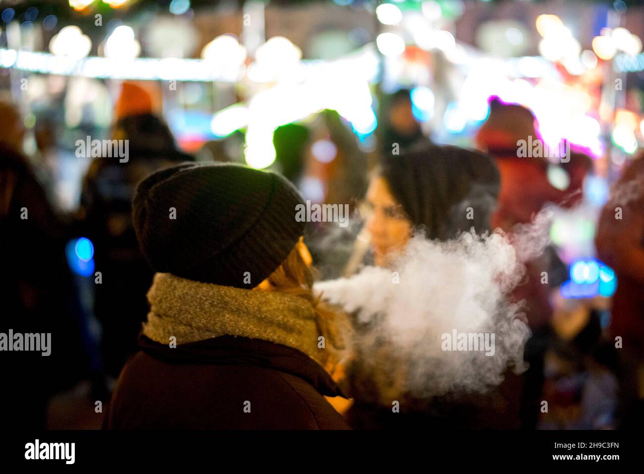 Poznan, Wielkopolska, Polonia. 6 dicembre 2021. Scene di ''Poznan Bethlehem'' (03.12.2021). Nella foto: Una giovane ragazza fuma una sigaretta elettronica. (Credit Image: © Dawid Tatarkiewicz/ZUMA Press Wire) Foto Stock