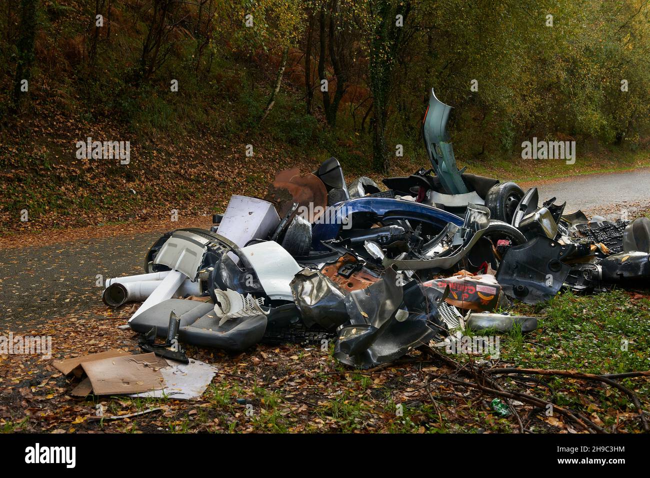 Buca dei rifiuti sulla strada rurale vicino alla zona naturale, Artxanda, Bilbao, Paesi Baschi, Euskadi, Euskal Herria, Spagna, Europa Foto Stock