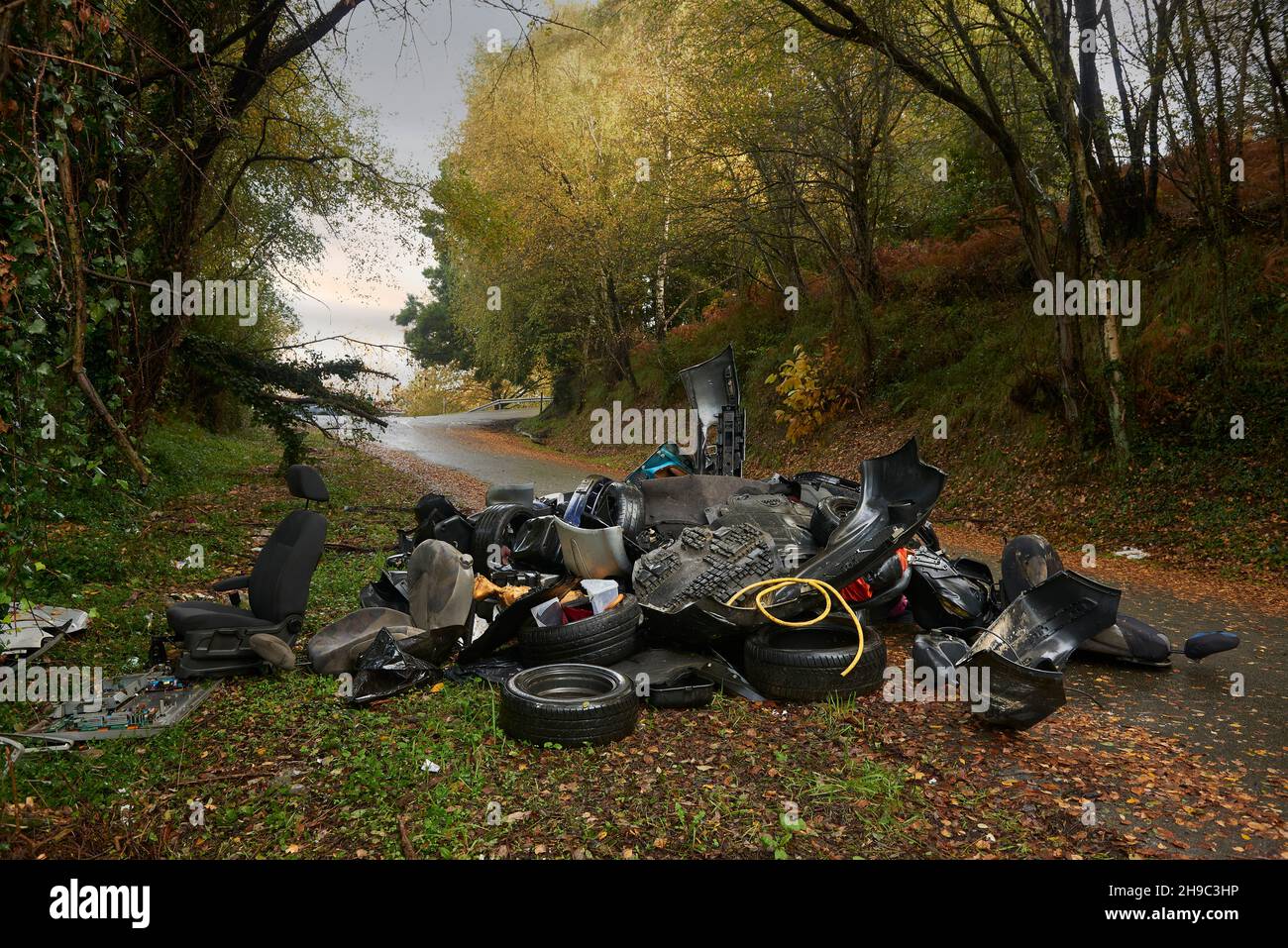Buca dei rifiuti sulla strada rurale vicino alla zona naturale, Artxanda, Bilbao, Paesi Baschi, Euskadi, Euskal Herria, Spagna, Europa Foto Stock