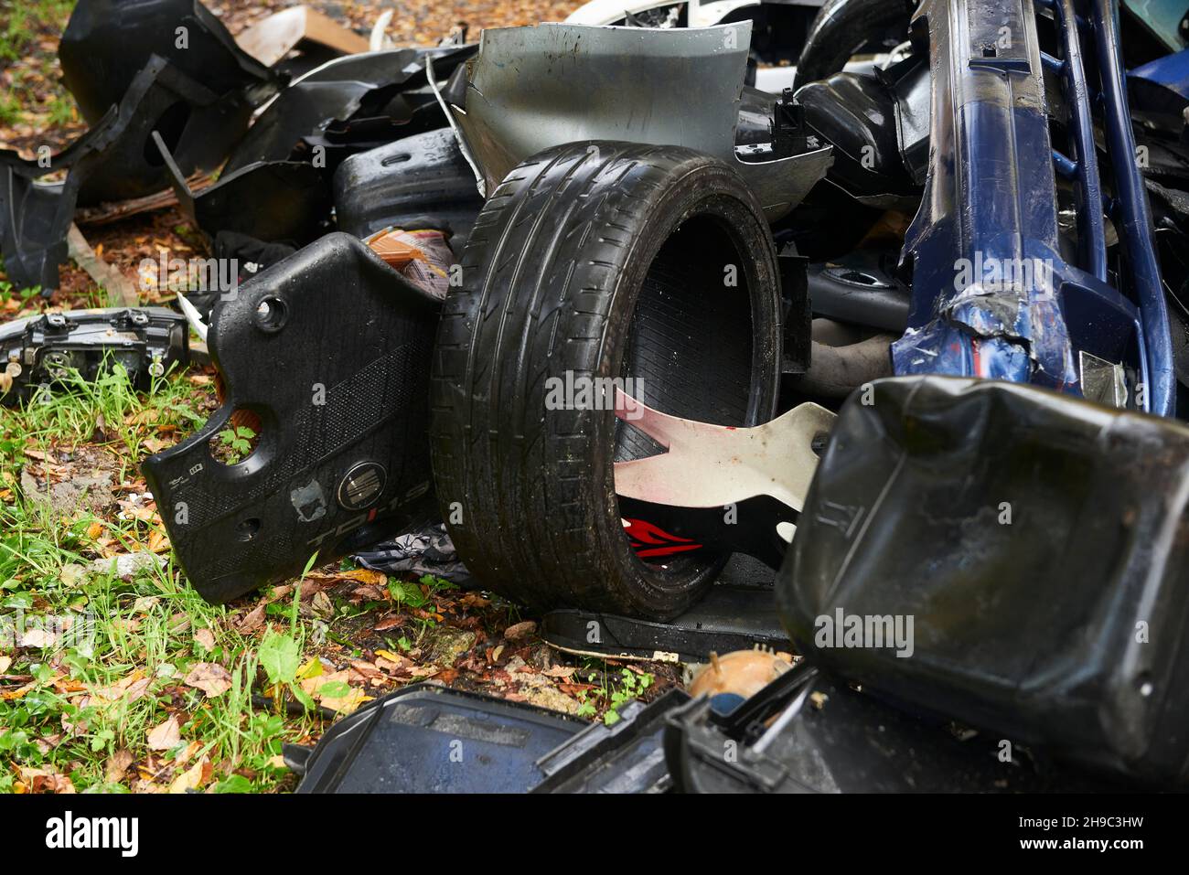 Buca dei rifiuti sulla strada rurale vicino alla zona naturale, Artxanda, Bilbao, Paesi Baschi, Euskadi, Euskal Herria, Spagna, Europa Foto Stock