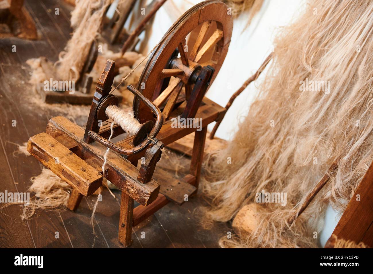 Vecchia ruota rotante, particolare di arte tradizionale, cucito, interno del Museo Etnografico di Artziniega, Foto Stock