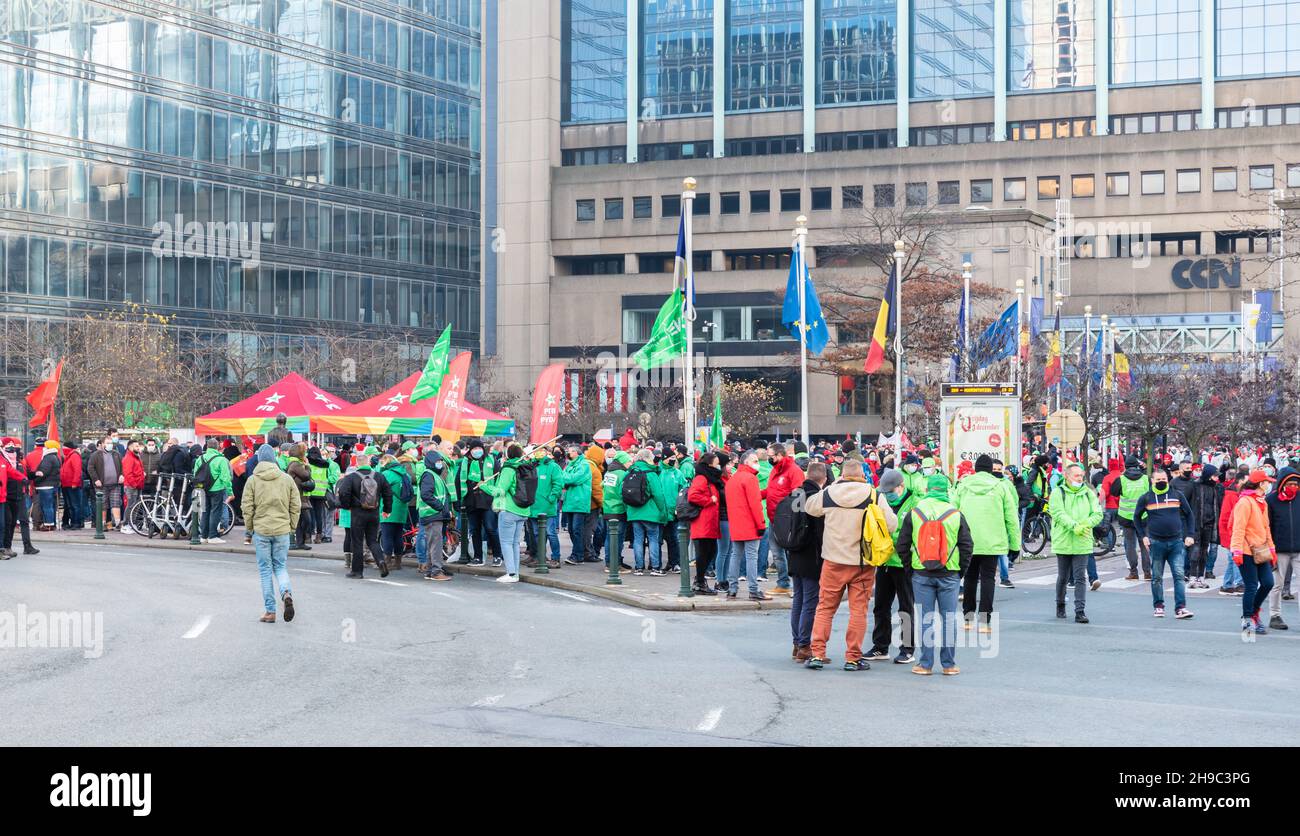 Bruxelles Capital Region, Belgium, 12 06 2021 - sciopero nazionale per il benessere, la sicurezza sociale e contro la povertà e i prezzi elevati dell'energia Credit: Werner Lerooy/Alamy Live News Foto Stock