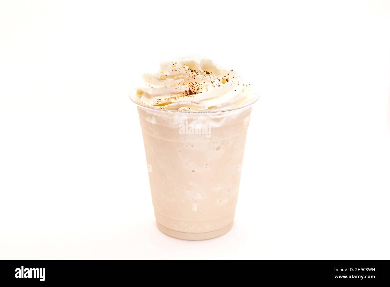 Frittura classica con panna montata e chicchi di caffè cosparsi sulla parte superiore. Foto Stock