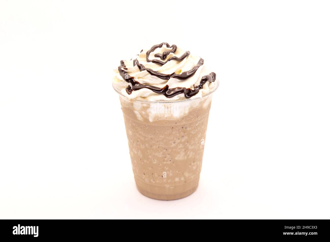 Latte di cioccolato agitare panna montata con sciroppo gocciolato sulla parte superiore. Foto Stock