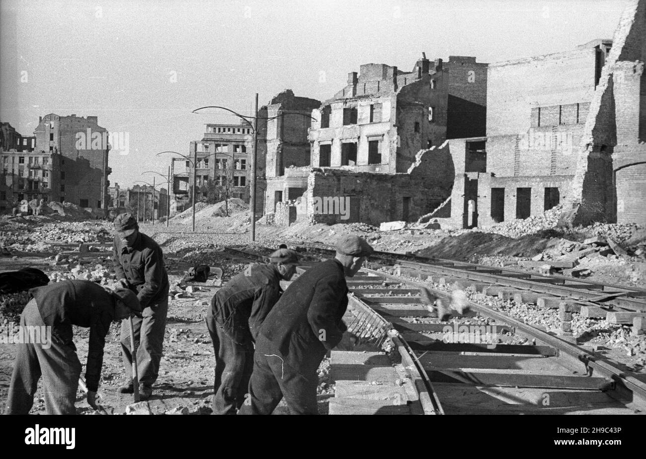 Warszawa, 1947-10. Budowa linii tramwajowej Œródmieœcie-¯oliborz. NZ. Robotnicy uk³adaj¹ tory na placu Bankowym. ps/gr PAP Dok³adny dzieñ wydarzenia nieustalony. Varsavia, 1947 ottobre. Costruzione della linea del tram di Srodmiescie-Zoliborz. Nella foto: Lavoratori che posano la linea. ps/gr PAP Foto Stock