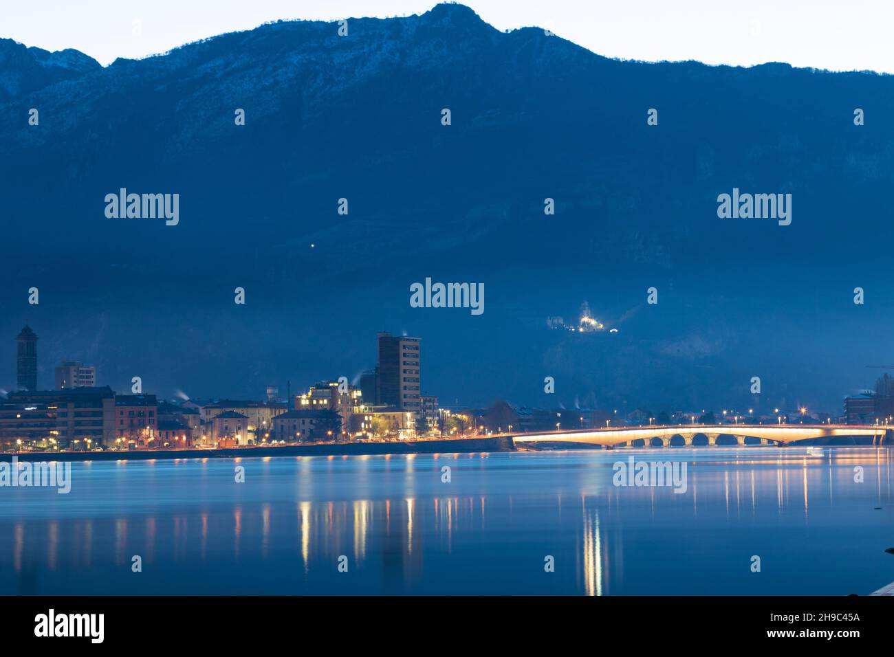 Lecco, Lombardia, Italia: Vista panoramica nell'ora blu. Mattina presto Foto Stock