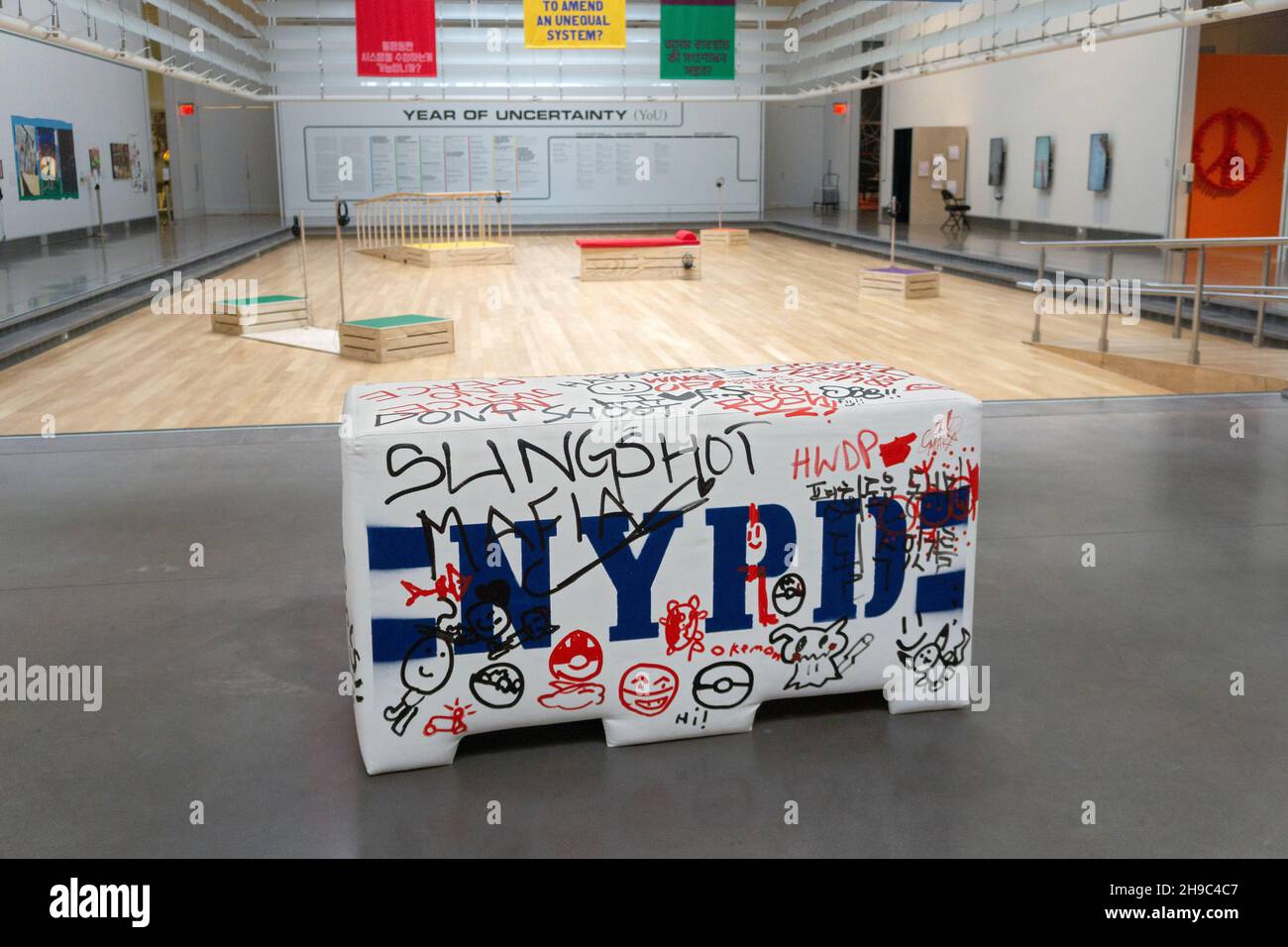 Un compensato e imitazione di schiuma di una barriera della polizia NYPD che gli spettatori sono invitati a scrivere. Al Queens Museum di Flushing Meadows Corona Park, New York Foto Stock