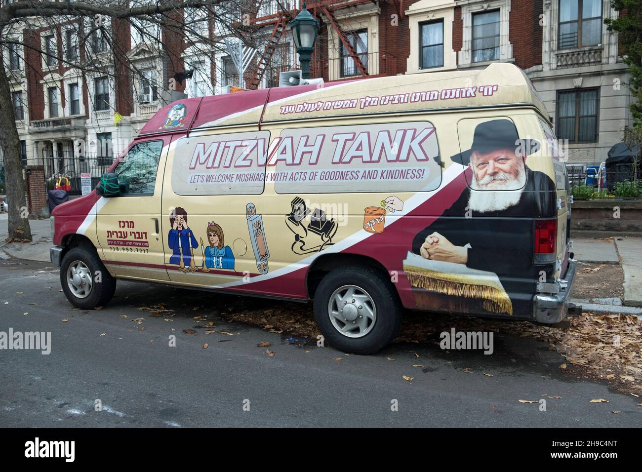 Un carro armato di Chabad Lubavitch Mitzvah parcheggiato sulla strada panoramica orientale in Crown Heights con scrittura ebraica e inglese. Foto Stock