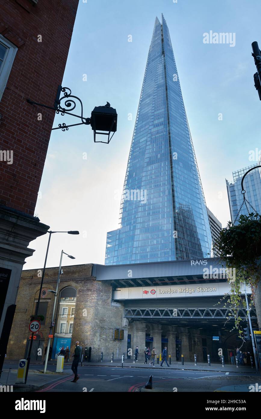 L'edificio Shard, Londra, Inghilterra, sopra l'entrata della stazione ferroviaria London Bridge. Foto Stock