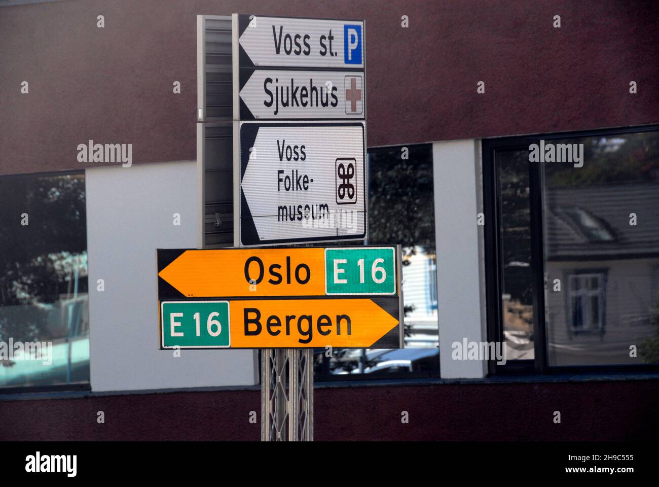 Segnaletica stradale, Voss, Norvegia con indicazioni per parcheggio, ospedale e museo e indicazioni per Oslo e Bergen sul E16 Foto Stock