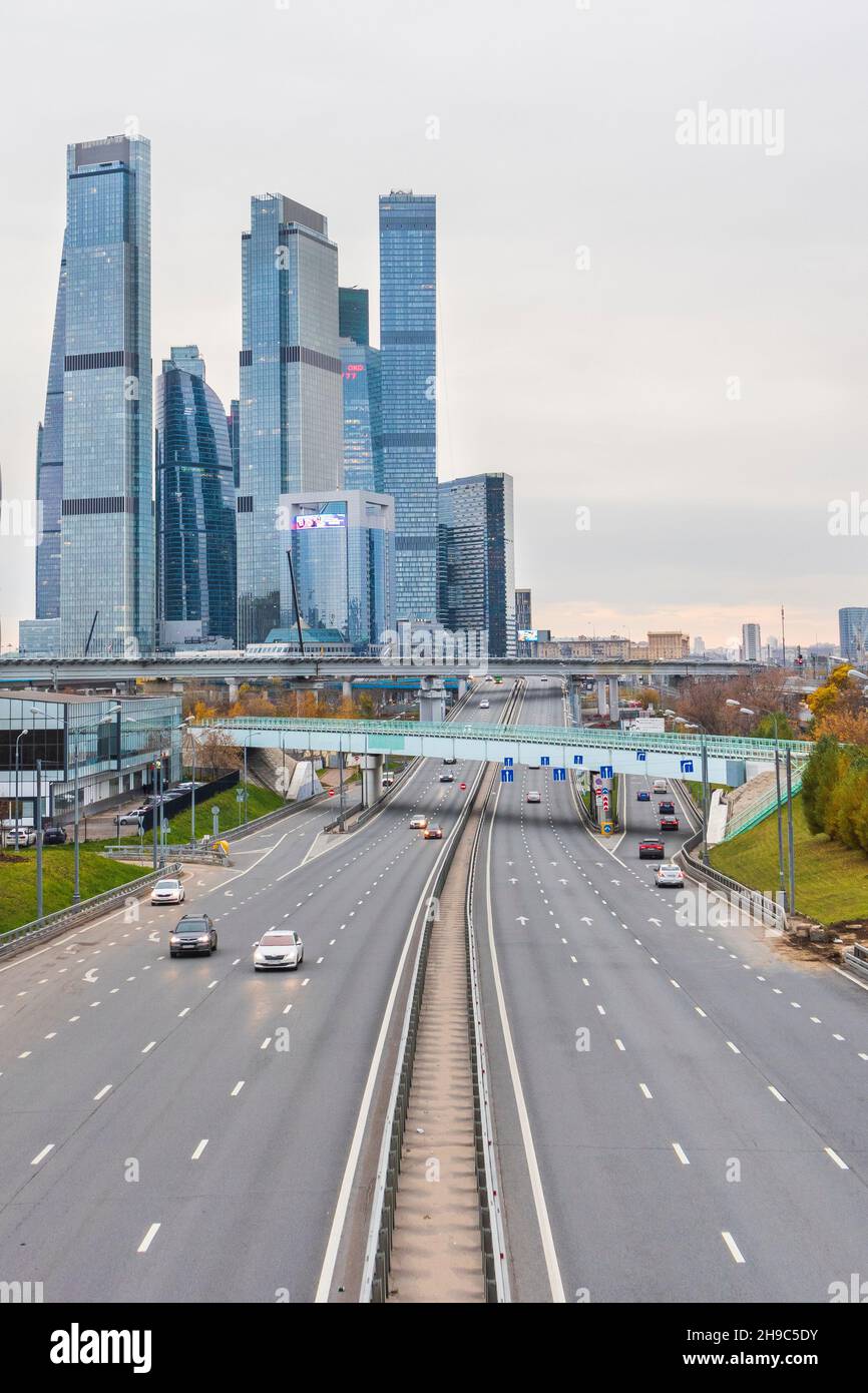 Paesaggio urbano grattacielo edificio autostrada Mosca centro città quartiere dei trasporti d'affari Foto Stock