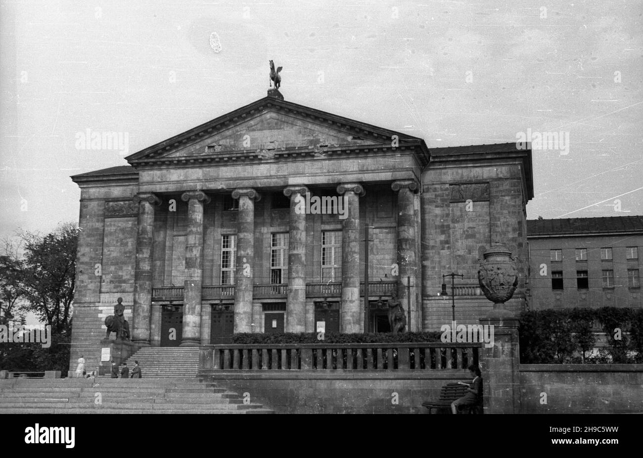 Poznañ, 1947-10. Gmach Teatru Wielkiego (Opery) im. Stanis³awa Moniuszki z pocz¹tku XX wieku. wb/gr PAP Dok³adny dzieñ wydarzenia nieustalony. Poznan, 1947 ottobre. La costruzione dello Stanislaw Moniuszko Grand Theatre (Opera) dall'inizio del XX secolo. wb/gr PAP Foto Stock