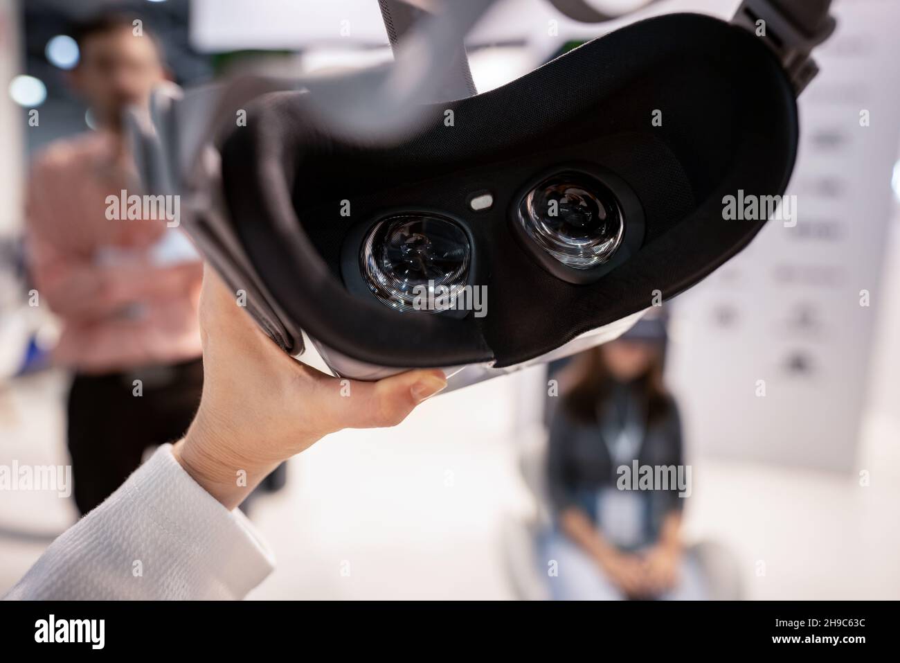 Occhiali per realtà virtuale in mano. Vista interna Foto Stock