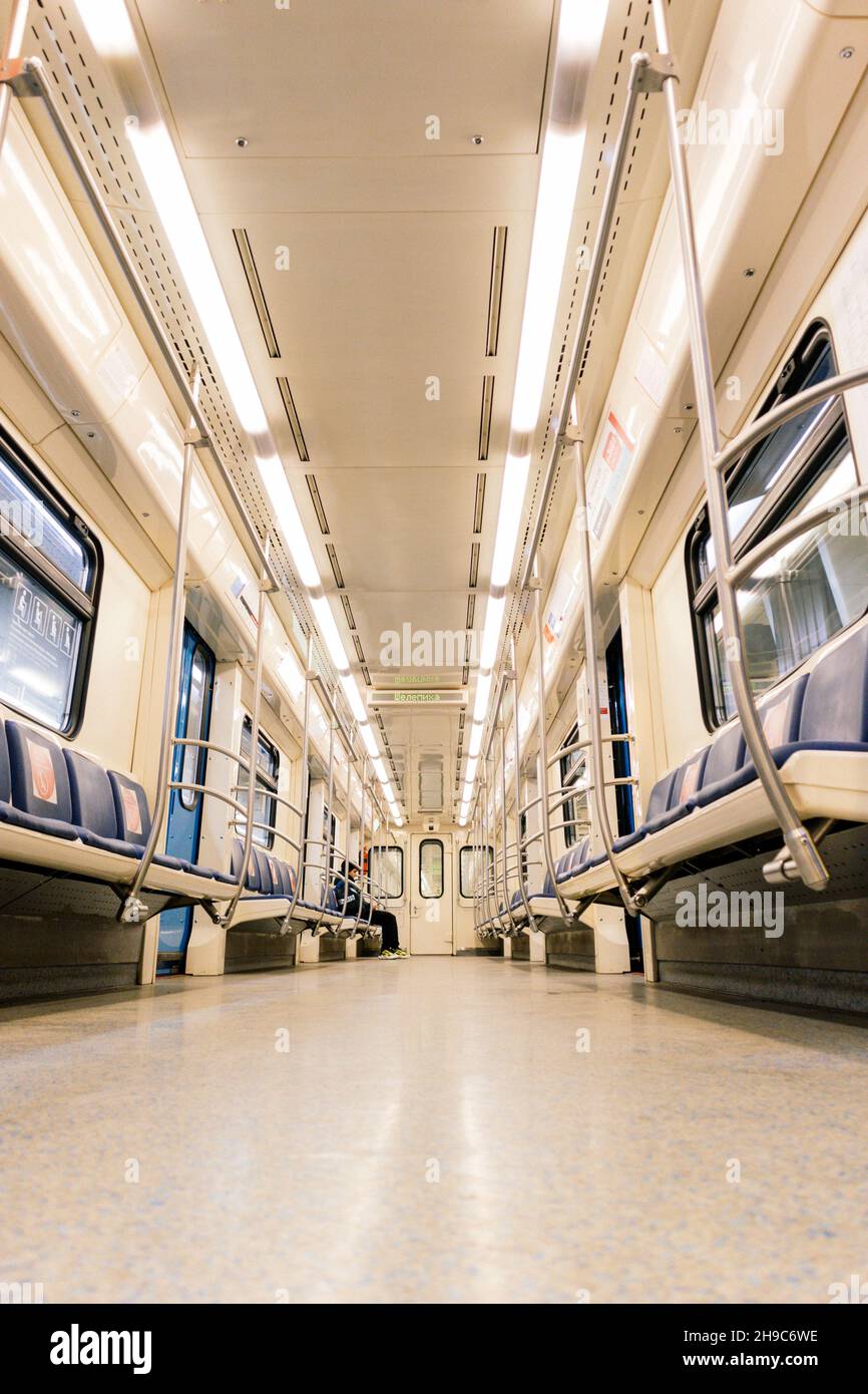 Le partenze dei treni della metropolitana di Mosca presso la stazione Shelepikha sono chiuse Foto Stock