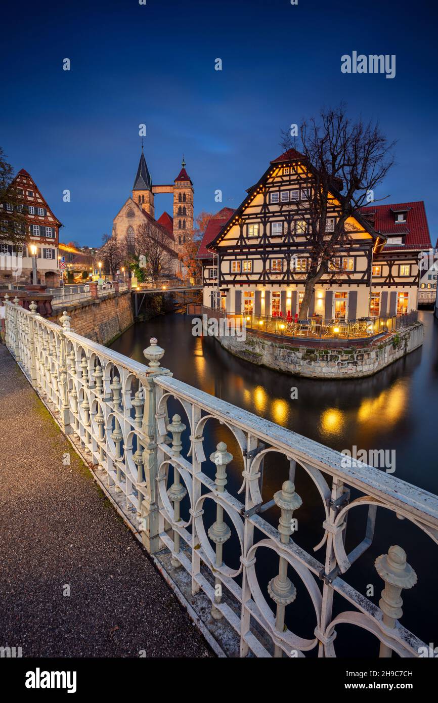 Esslingen am Neckar, Germania. Immagine del paesaggio urbano della pittoresca città vecchia di Esslingen am Neckar, Germania situato nella regione di Stoccarda al crepuscolo blu Foto Stock