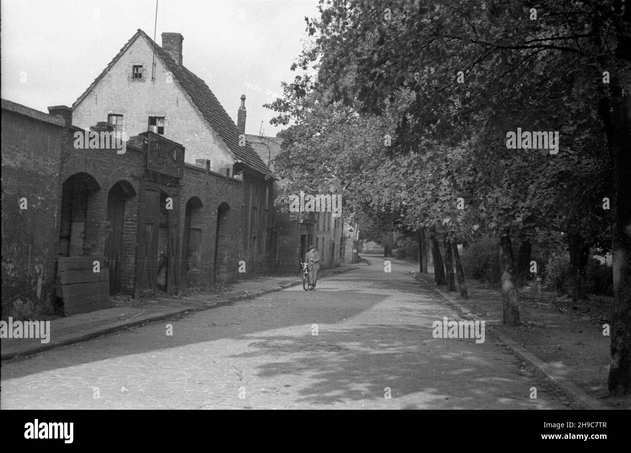 Boles³awiec, 1947-10. Zabudowa przy jednej z ulic w starej czêœci miasta. wb/gr PAP Dok³adny dzieñ wydarzenia nieustalony. Boleslawiec, ottobre 1947. Una delle strade nella parte più vecchia della città. wb/gr PAP Foto Stock