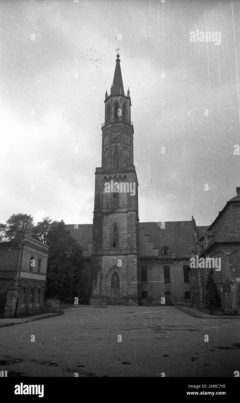 Boles³awiec, 1947-10. Koœció³ poewangelicki wzniesiony w 1756 r. na terenie dawnego zamku. W 1945 r. w niewyjaœnionych okolicznoœciach zniszczony. W 1947 r. bezskutecznie próbowano uczyniæ go koœcio³em garnizonowym. wb/gr PAP Dok³adny dzieñ wydarzenia nieustalony. Legnica, 1947 ottobre. La chiesa post-evangelica costruita nel 1756 sui locali di un ex castello. Nel 1945 distrutta in cerchi poco chiari. wb/gr PAP Foto Stock