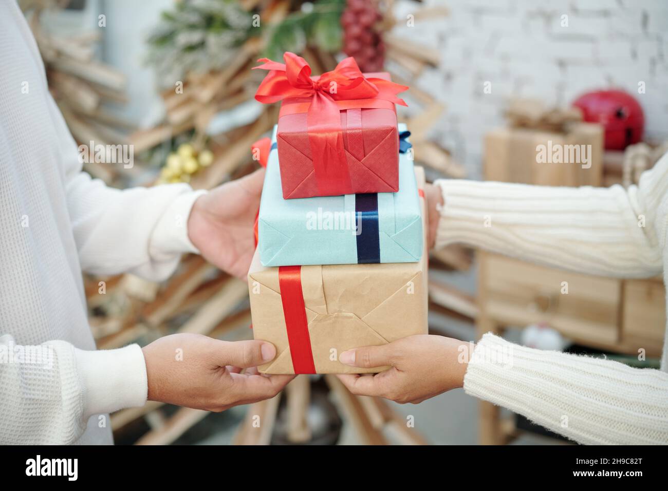 Mani di marito e moglie scambiano regali di Natale al mattino Foto stock -  Alamy