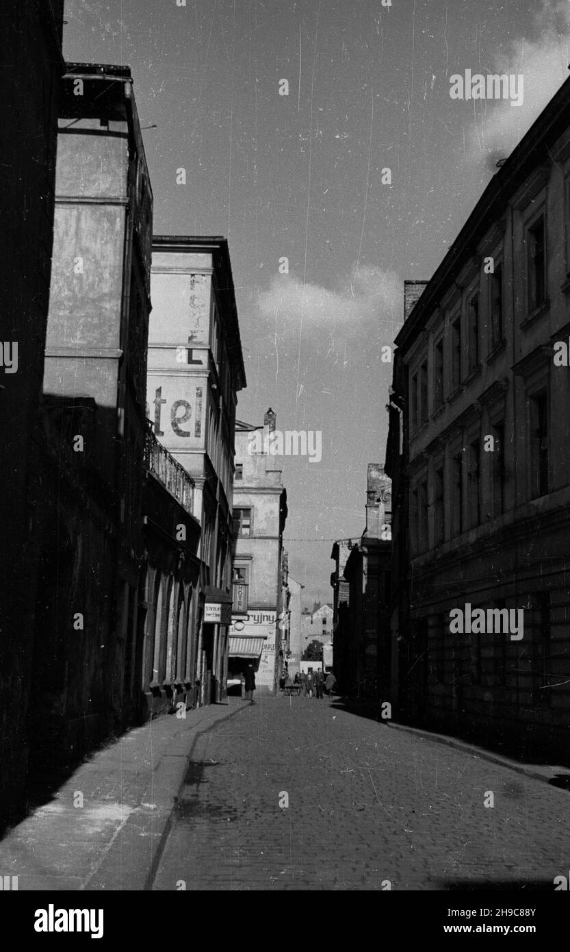 Legnica, 1947-10. Kamienice Pprzy ulicy na Starym Mieœcie. wb/gr PAP Dok³adny dzieñ wydarzenia nieustalony. Legnica, 1947 ottobre. Case di locazione nella Città Vecchia. wb/gr PAP Foto Stock