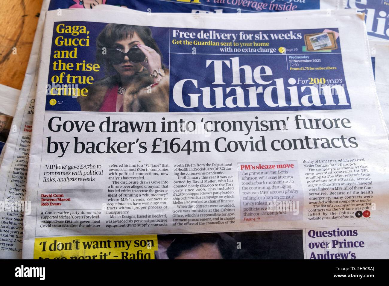 Michael 'Gove ha disegnato in 'clientelismo furor da parte di backer's £164m Covid Contracts' prima pagina del giornale Guardian il 17 novembre 2021 a Londra UK Foto Stock