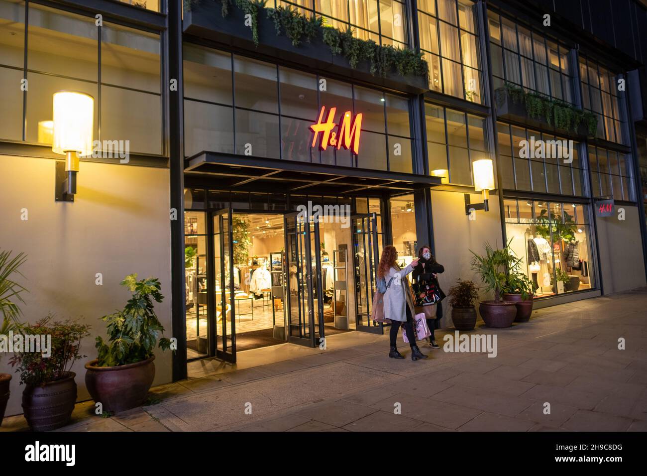 Londra - 2021 dicembre: Negozio H&M a Hammersmith. Un rivenditore di moda britannico Foto Stock
