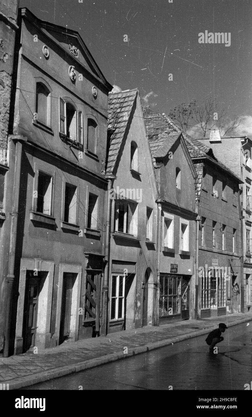 Boles³awiec, 1947-10. Kamienice w pobli¿u rynku. wb/gr PAP Dok³adny dzieñ wydarzenia nieustalony. Boleslawiec, ottobre 1947. Edifici di locazione vicino al mercato. wb/gr PAP Foto Stock