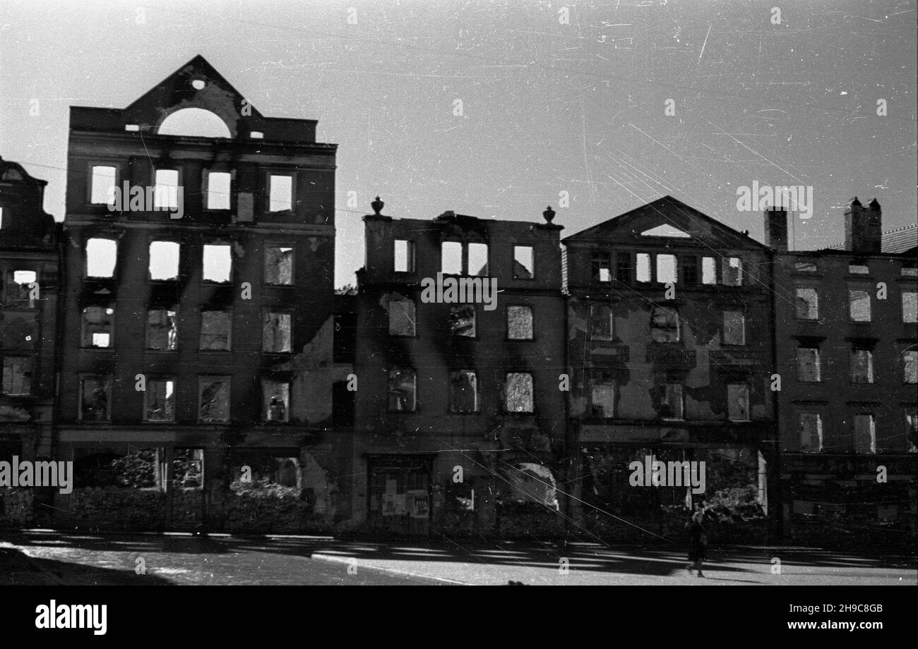 Boles³awiec, 1947-10. Fasady zniszczonych podczas II wojny œwiatowej kamienic przy rynku. wb/gr PAP Dok³adny dzieñ wydarzenia nieustalony. Boleslawiec, ottobre 1947. Facciate di case danneggiate dalla guerra al mercato. wb/gr PAP Foto Stock