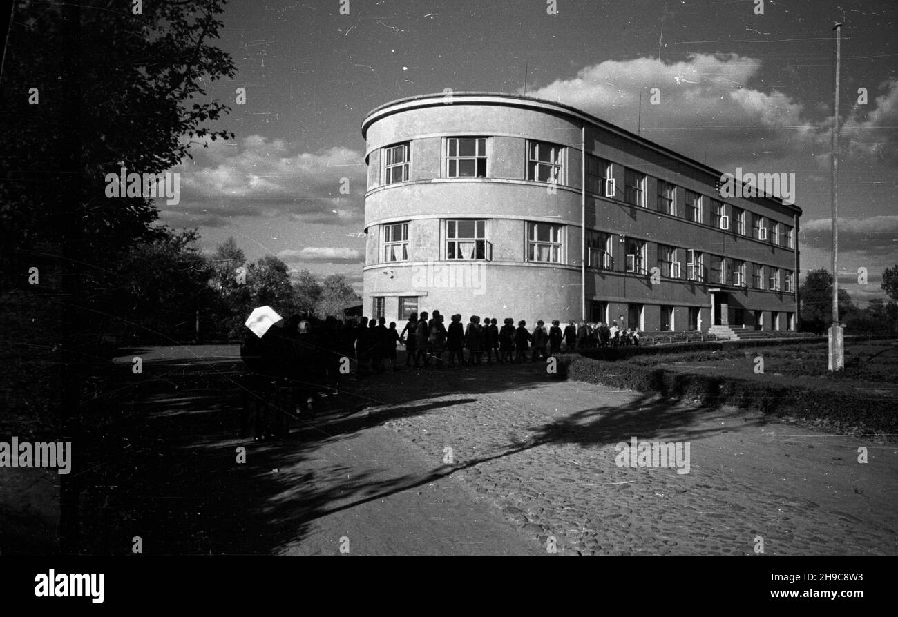 Lisków, 1947-10. Dom Dziecka z 1935 r. prowadzony przez Siostry S³u¿ebniczki Najœwiêtszej Maryi Panny, obenie siedziba Domu Dziecka i Domu Pomocy Spo³ecznej. NZ. Siostra zakonna ze swoimi podopiecznymi. wb/gr PAP Dok³adny dzieñ wydarzenia nieustalony. Liskow, ottobre 1947. L'orfanotrofio costruito nel 1935 e gestito da suore, attualmente sede dell'Orpahanage e del centro sociale. Nella foto: Una suora con bambini. wb/gr PAP Foto Stock