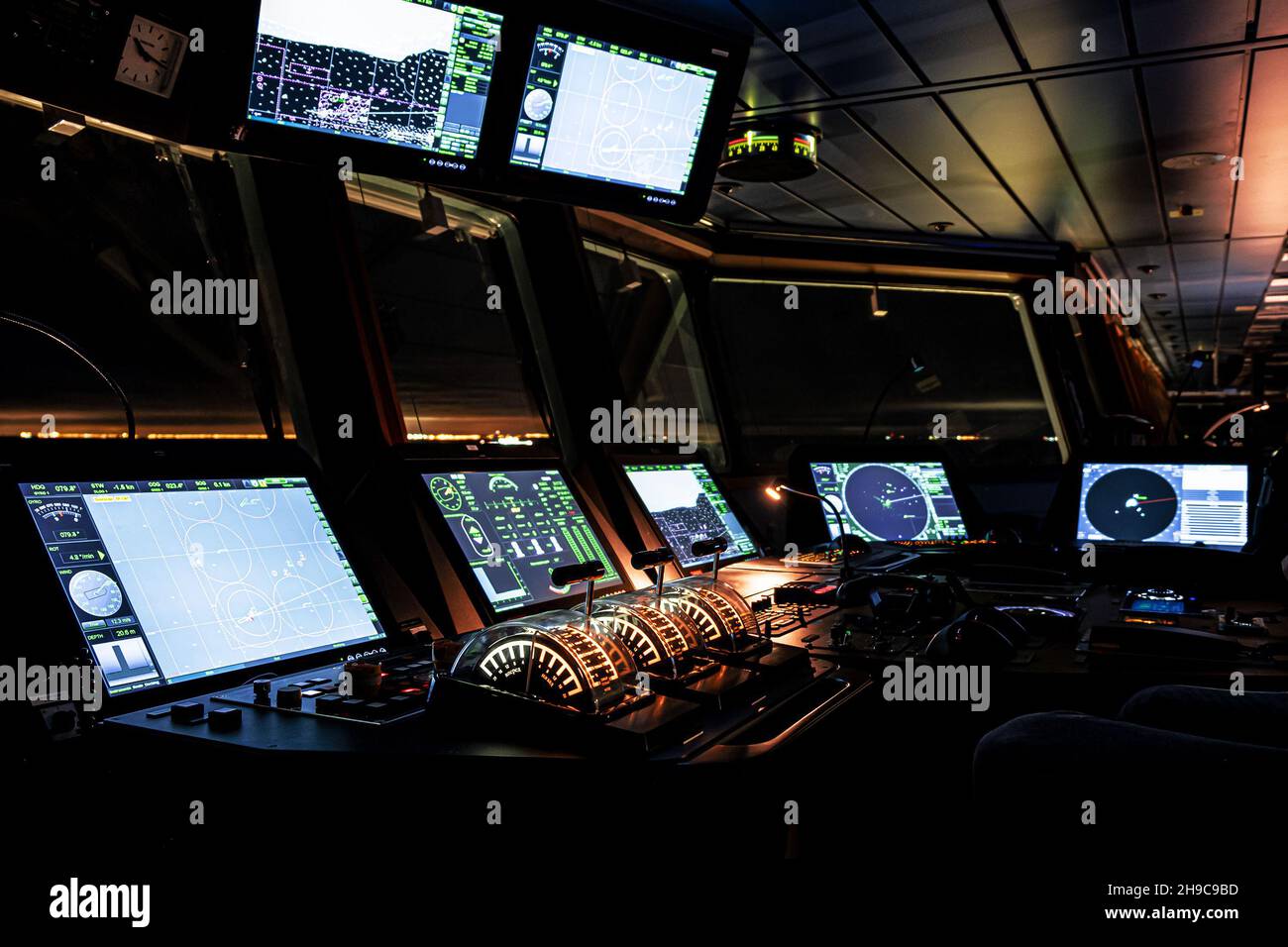 Sfondo, sfocatura, fuori fuoco, bokeh. La timoneria di una nave moderna è un primo piano delle leve di comando del corso della nave Foto Stock