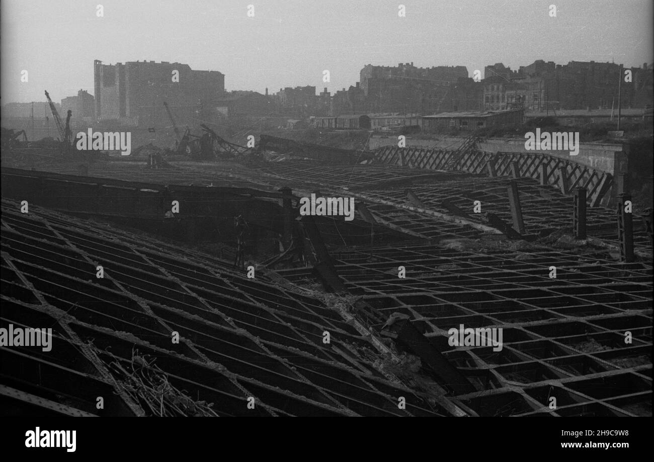 Warszawa, 1947-10. Zniszczone metalowe konstrukcje Dworca G³ównego w Œródmieœciu. wb/gr PAP Dok³adny dzieñ wydarzenia nieustalony. Varsavia, 1947 ottobre. Costruzioni metalliche danneggiate della stazione ferroviaria Glowny nel centro di Varsavia. wb/gr PAP Foto Stock