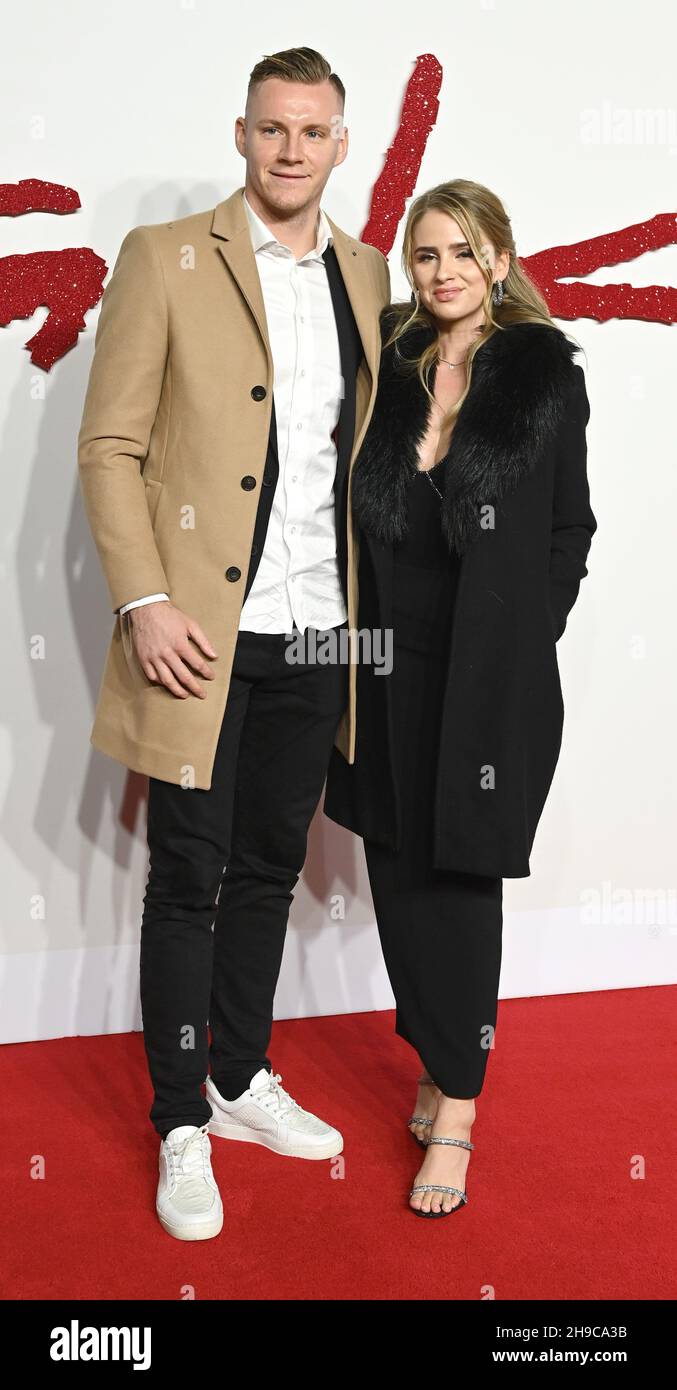 La foto deve essere accreditata ©Alpha Press 079965 17/11/2021 Bernd Leno e la moglie Sophie Christin al King Richard UK Premiere tenuto al Curzon Mayfair di Londra. Foto Stock