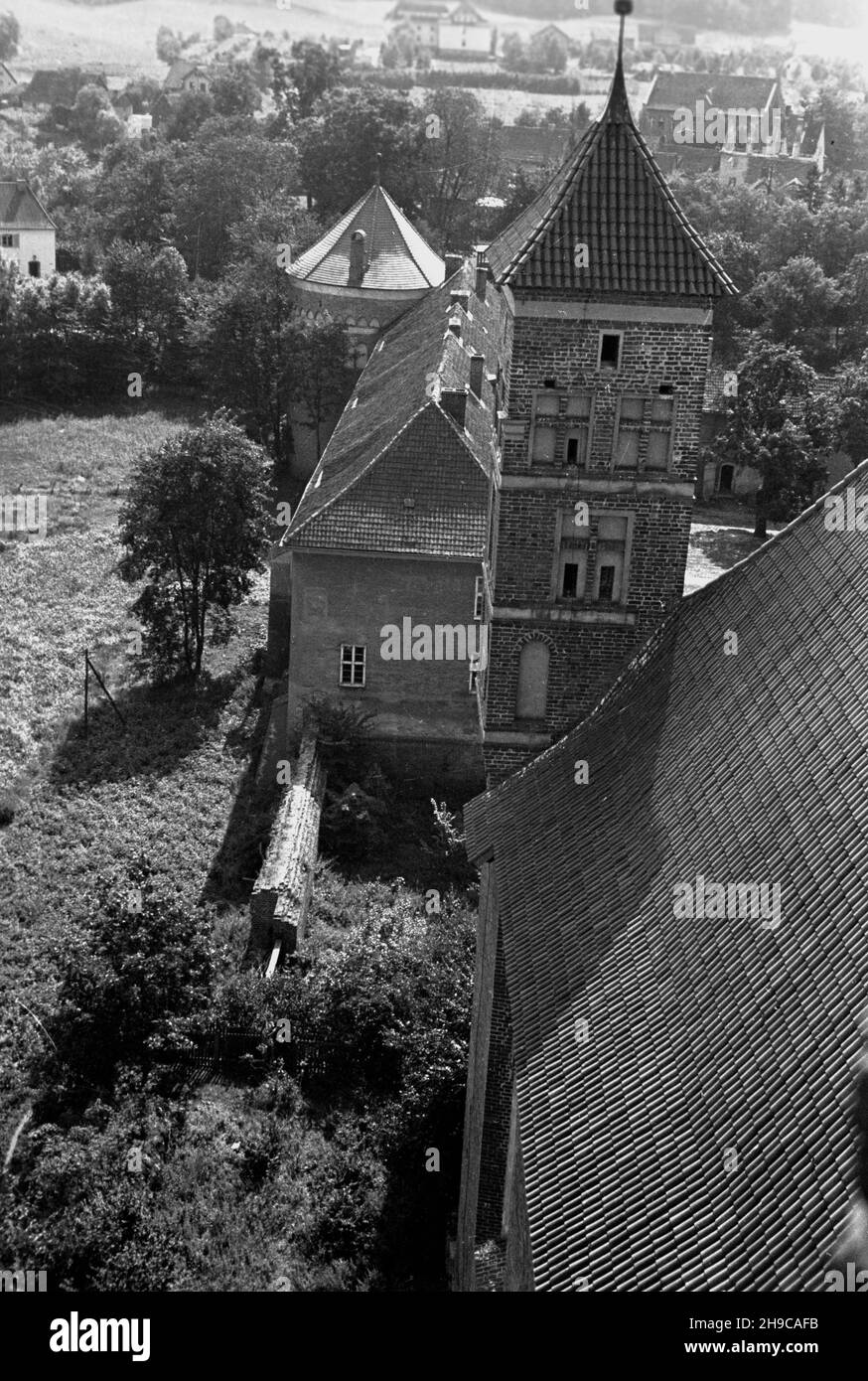 Lidzbark Warmiñski, 1947-10. Widok na jedn¹ z wie¿ gotyckiego zamku biskupów warmiñskich. wb/gr PAP Dok³adny dzieñ wydarzenia nieustalony. Lidzbark Warminski, ottobre 1947. Una vista di una delle torri del castello gotico di vescovi Warmia. wb/gr PAP Foto Stock