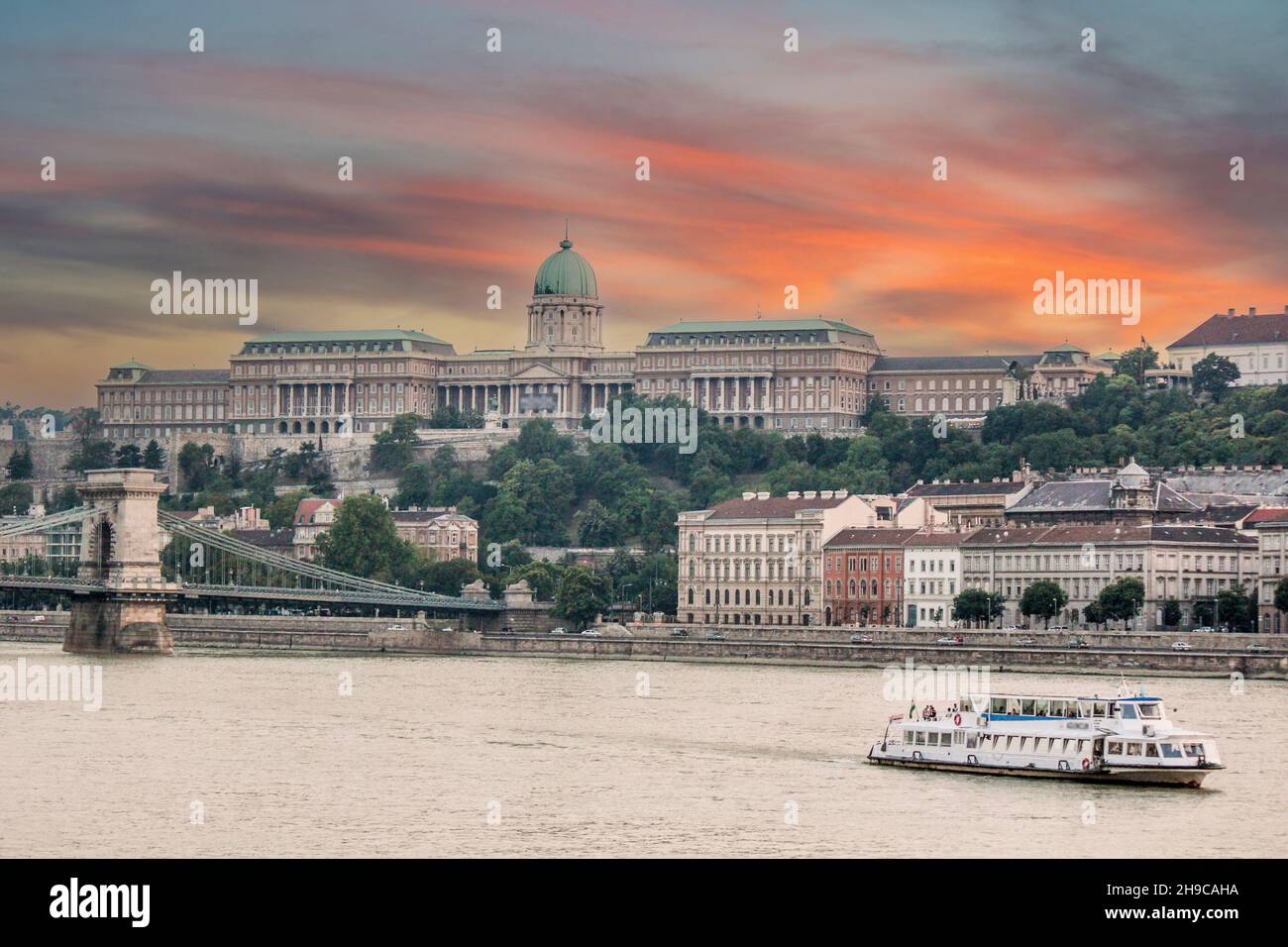 Tramonto sul famoso Palazzo reale di Budapest, Ungheria Foto Stock