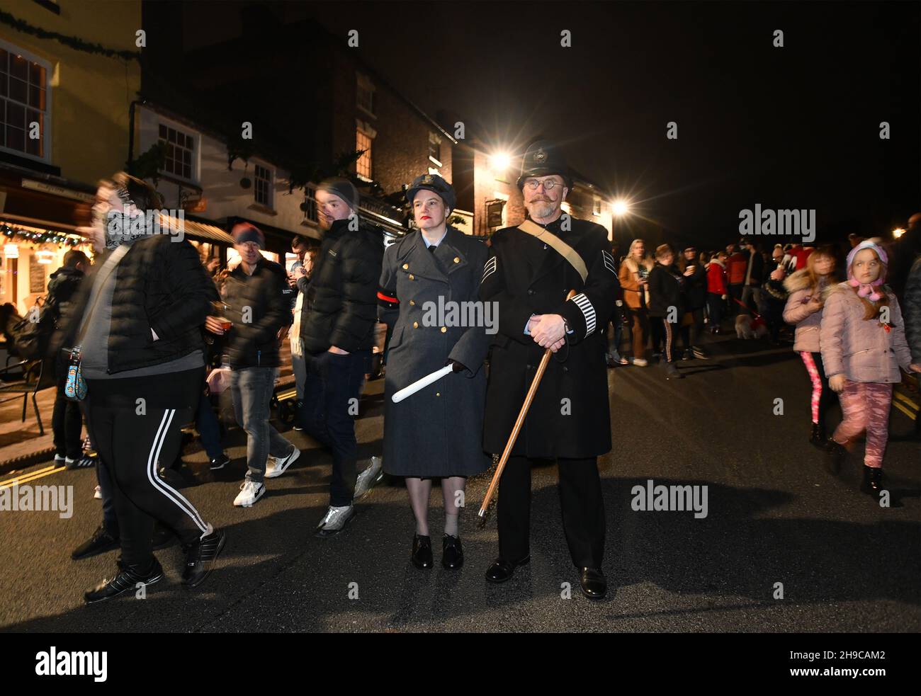 Uomo in uniforme di polizia di periodo con donna in uniforme WRAF a Ironbridge luci di Natale accendere celebrazioni 2021 IMMAGINI DA DAVE BAGNALL Foto Stock