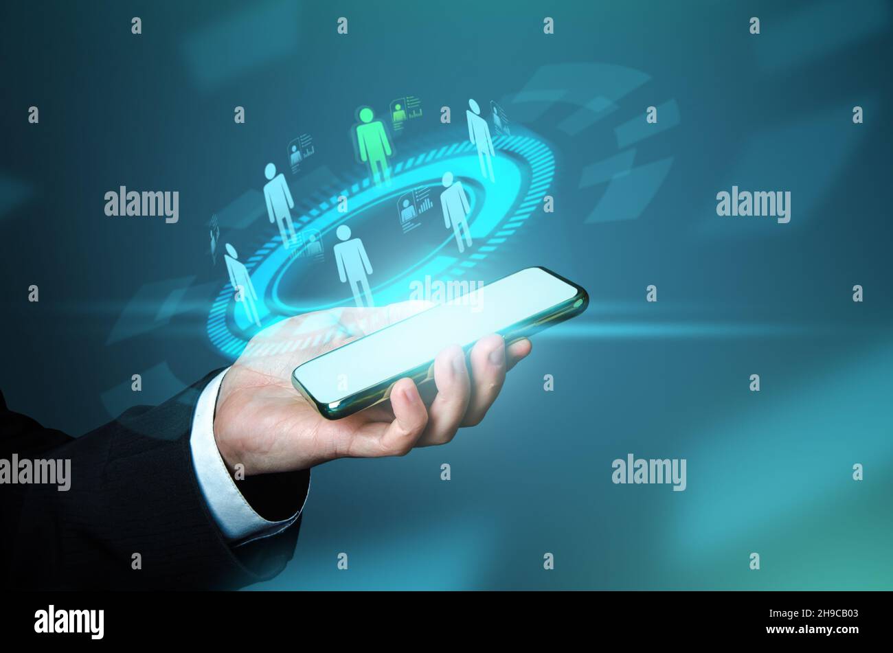Businessman seleziona un nuovo dipendente tra i candidati al telefono. Ologramma futuristico, innovativo. Personale, gestione delle risorse umane. Occupazione. T l IoT Foto Stock