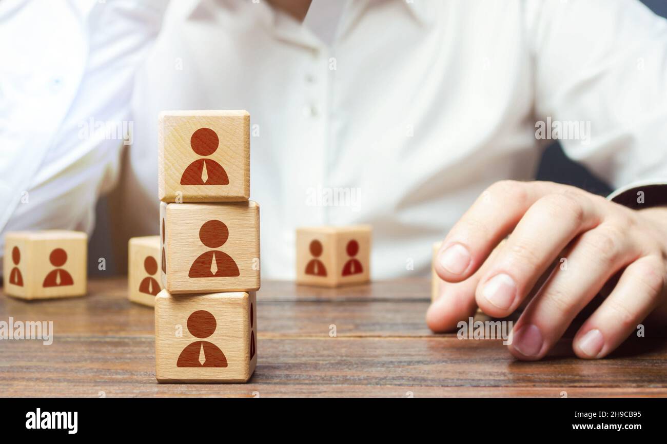 Il datore di lavoro assume dipendenti. Assemblare un team dei candidati inviati e dei nuovi lavoratori. Gestione del personale e delle risorse umane. Team building, team wo Foto Stock