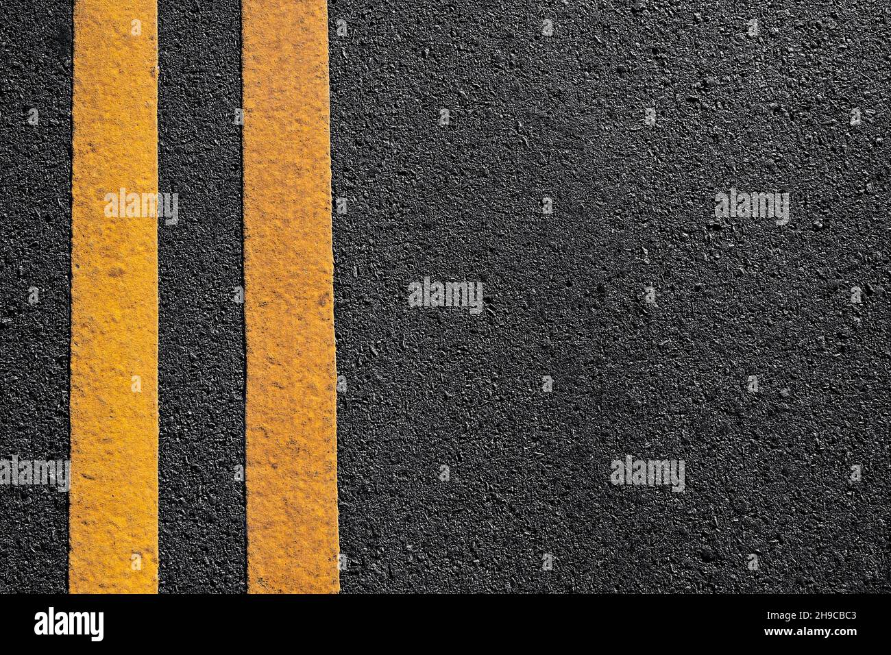 sfondo asfalto con linea gialla texture alto angolo vista primo piano Foto Stock