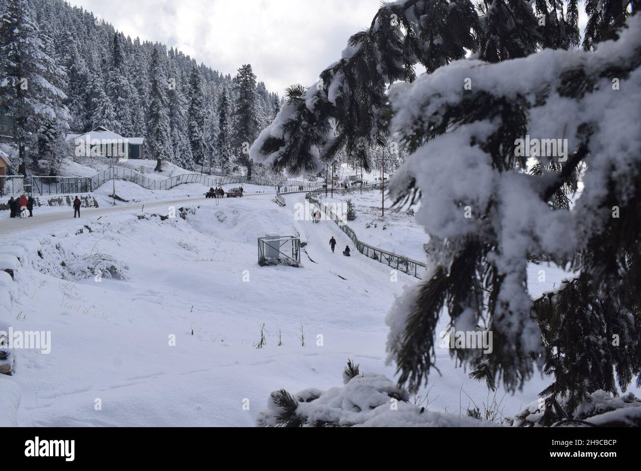 Una vista generale della famosa stazione sciistica di Gulmarg coperta di neve dopo la prima nevicata pesante della stagione. Foto Stock