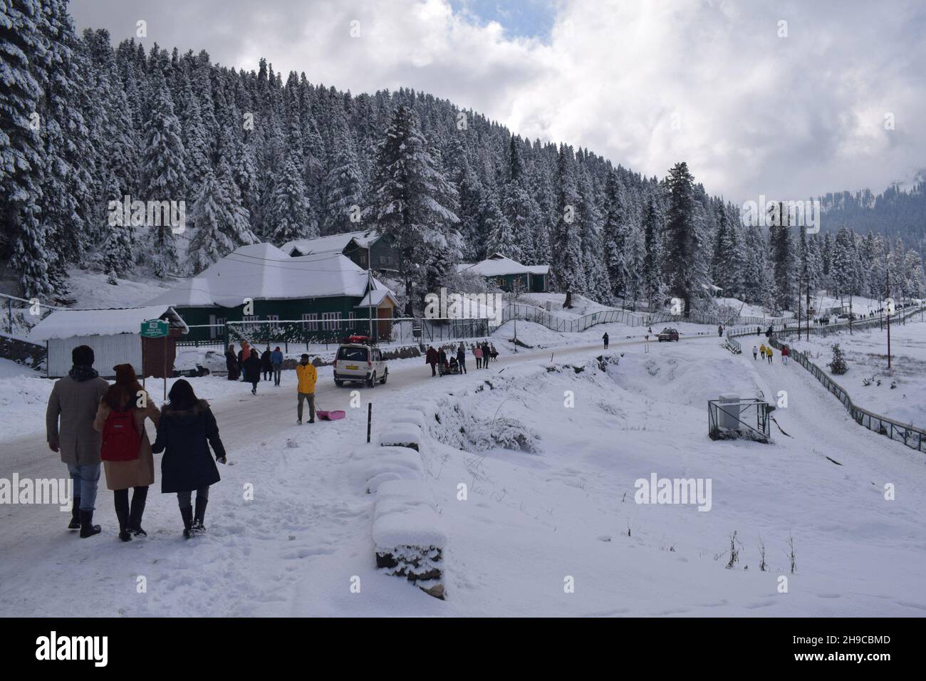 Una vista generale della famosa stazione sciistica di Gulmarg coperta di neve dopo la prima nevicata pesante della stagione. Foto Stock