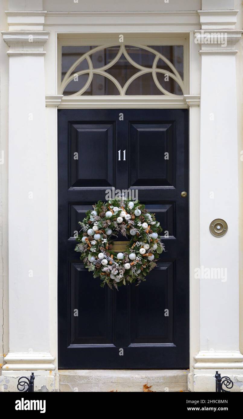 Londra, Inghilterra, Regno Unito. Corona di Natale sulla porta del numero 11 Downing Street, 2021 dicembre Foto Stock