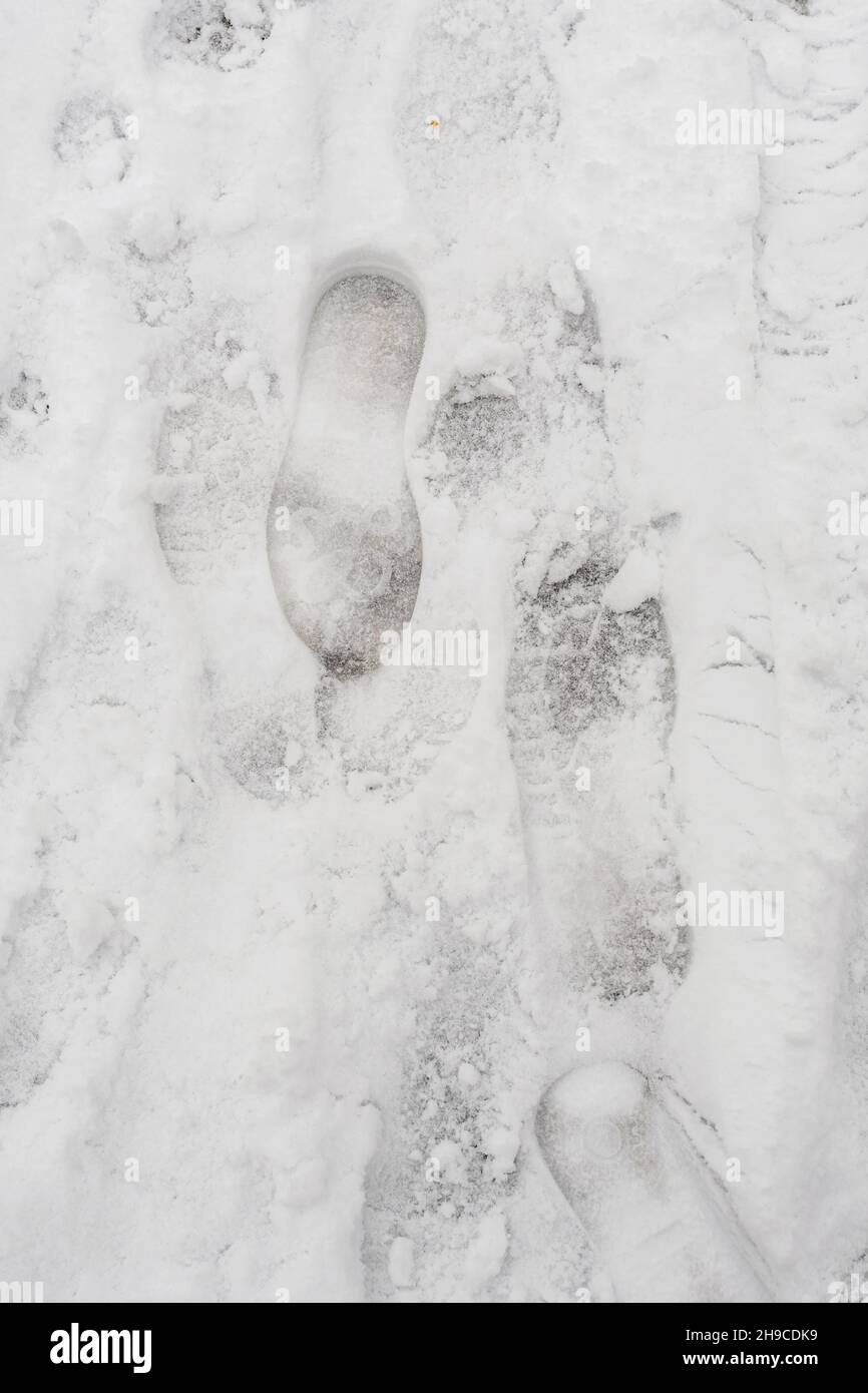 Orme umane su neve bianca appena caduta Foto Stock