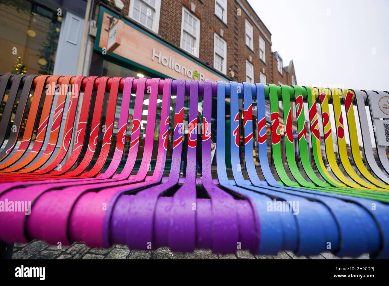 Una panchina nel centro della città di Windsor, Berkshire, che è stata decorata con un nuovo design colorato e la formulazione come parte di una campagna per combattere la solitudine. Data foto: Lunedì 6 dicembre 2021. Foto Stock