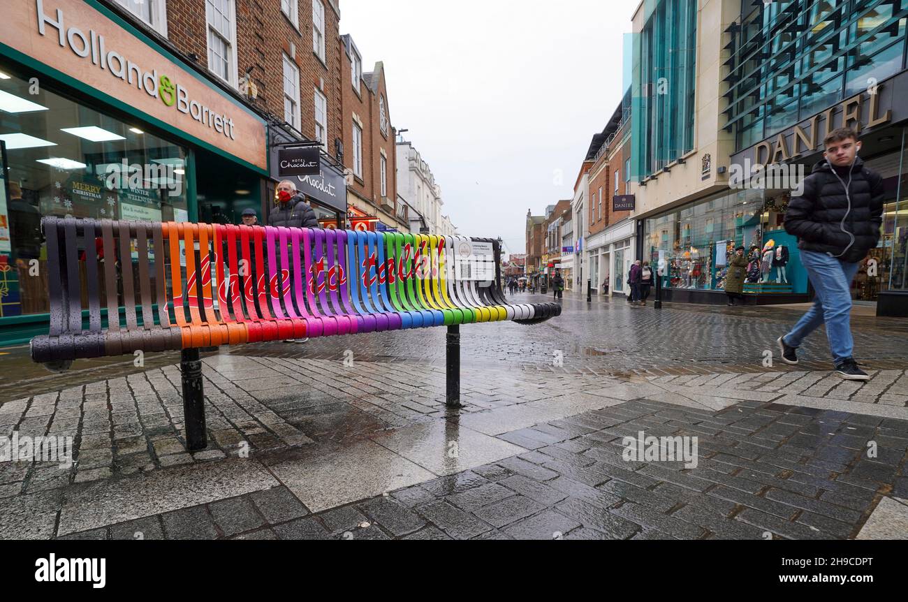 Una panchina nel centro della città di Windsor, Berkshire, che è stata decorata con un nuovo design colorato e la formulazione come parte di una campagna per combattere la solitudine. Data foto: Lunedì 6 dicembre 2021. Foto Stock