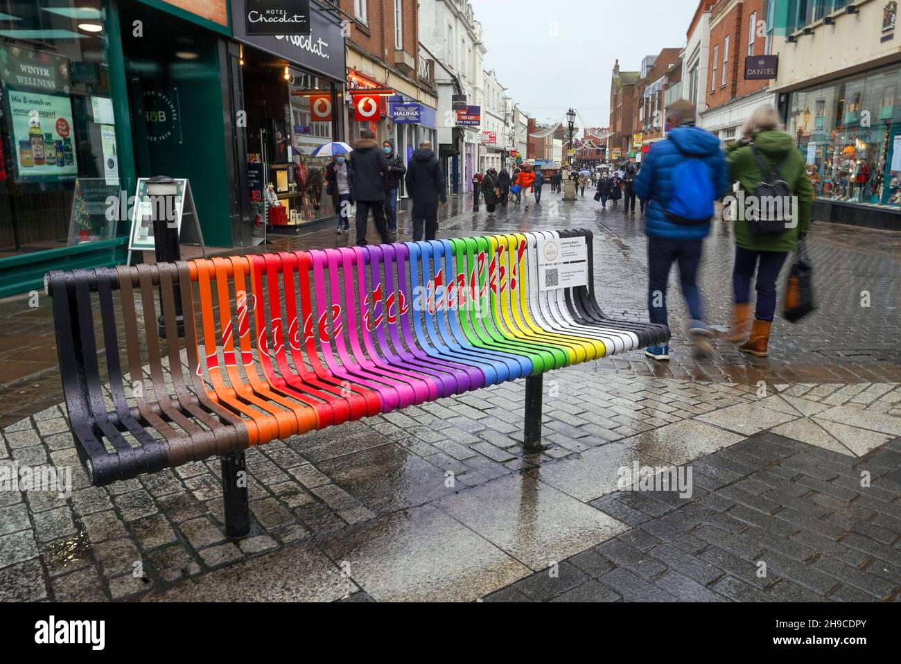 Una panchina nel centro della città di Windsor, Berkshire, che è stata decorata con un nuovo design colorato e la formulazione come parte di una campagna per combattere la solitudine. Data foto: Lunedì 6 dicembre 2021. Foto Stock