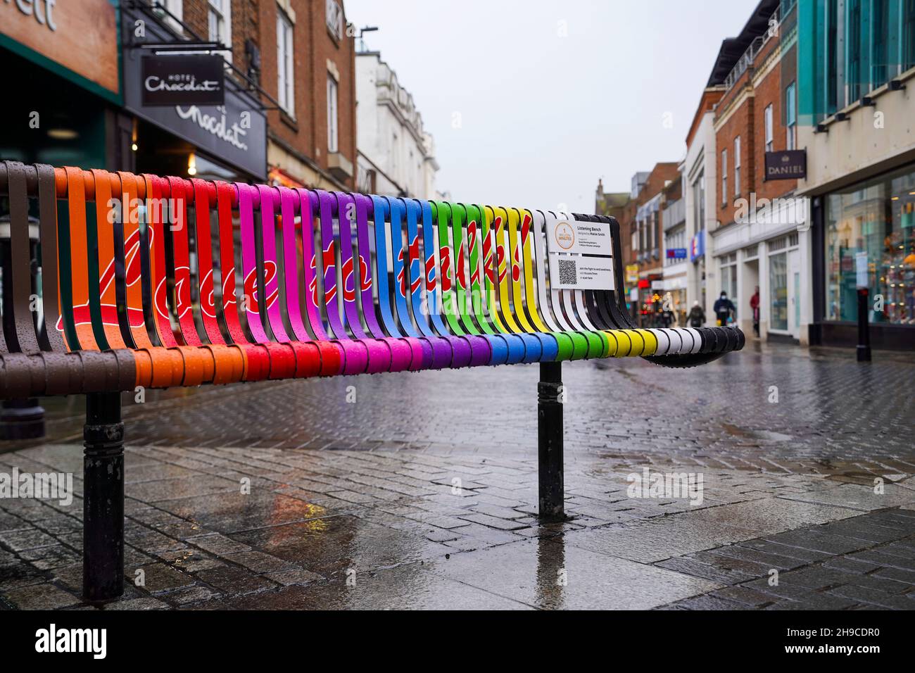 Una panchina nel centro della città di Windsor, Berkshire, che è stata decorata con un nuovo design colorato e la formulazione come parte di una campagna per combattere la solitudine. Data foto: Lunedì 6 dicembre 2021. Foto Stock