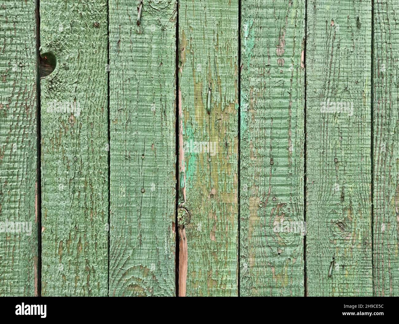 Tavole di legno vecchie e ruvide dipinte di colore verde come sfondo texture Foto Stock