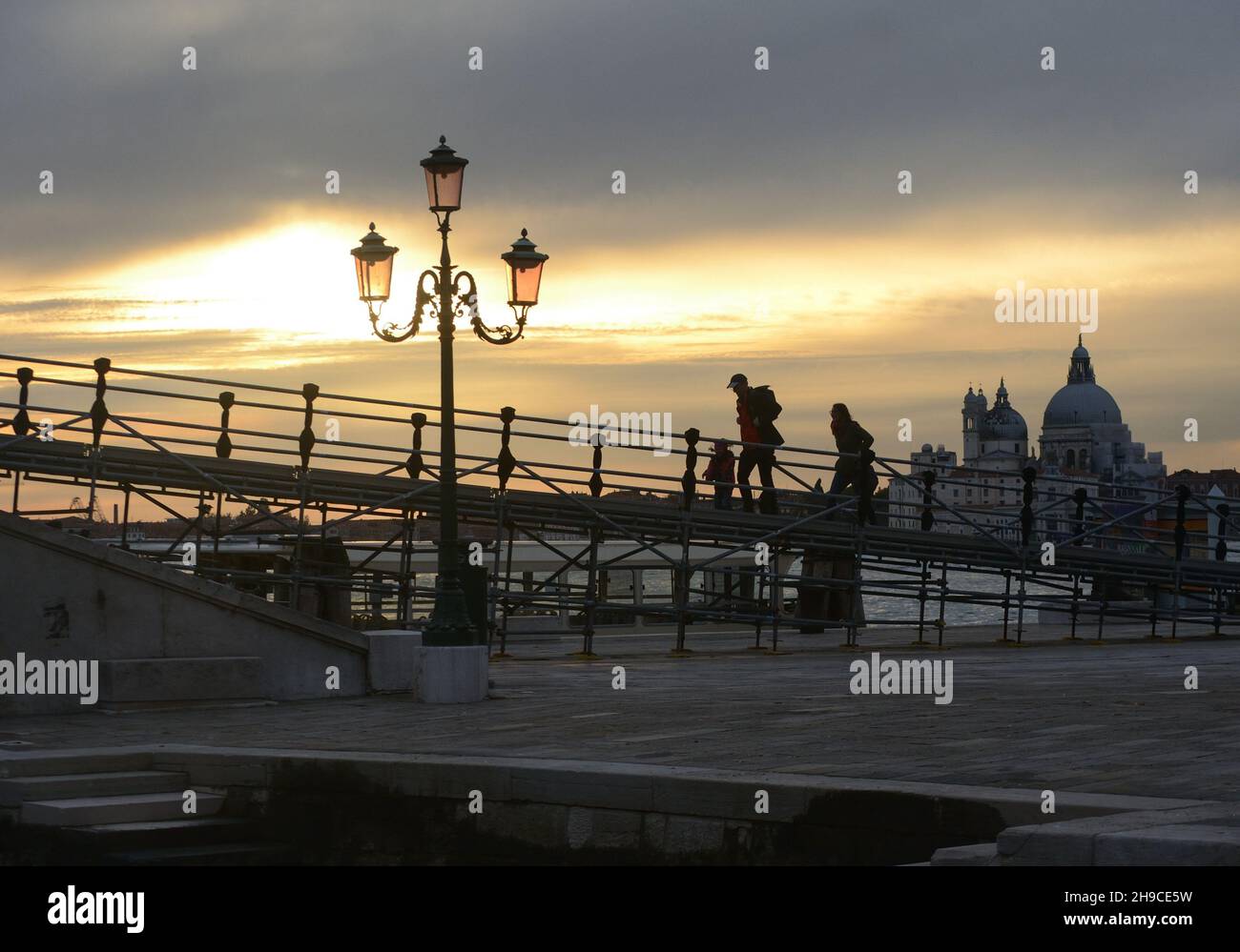 Vista di riva degli schiavoni in Castello sestiere al tramonto con la cupola di santa maria della Salute sullo sfondo Foto Stock