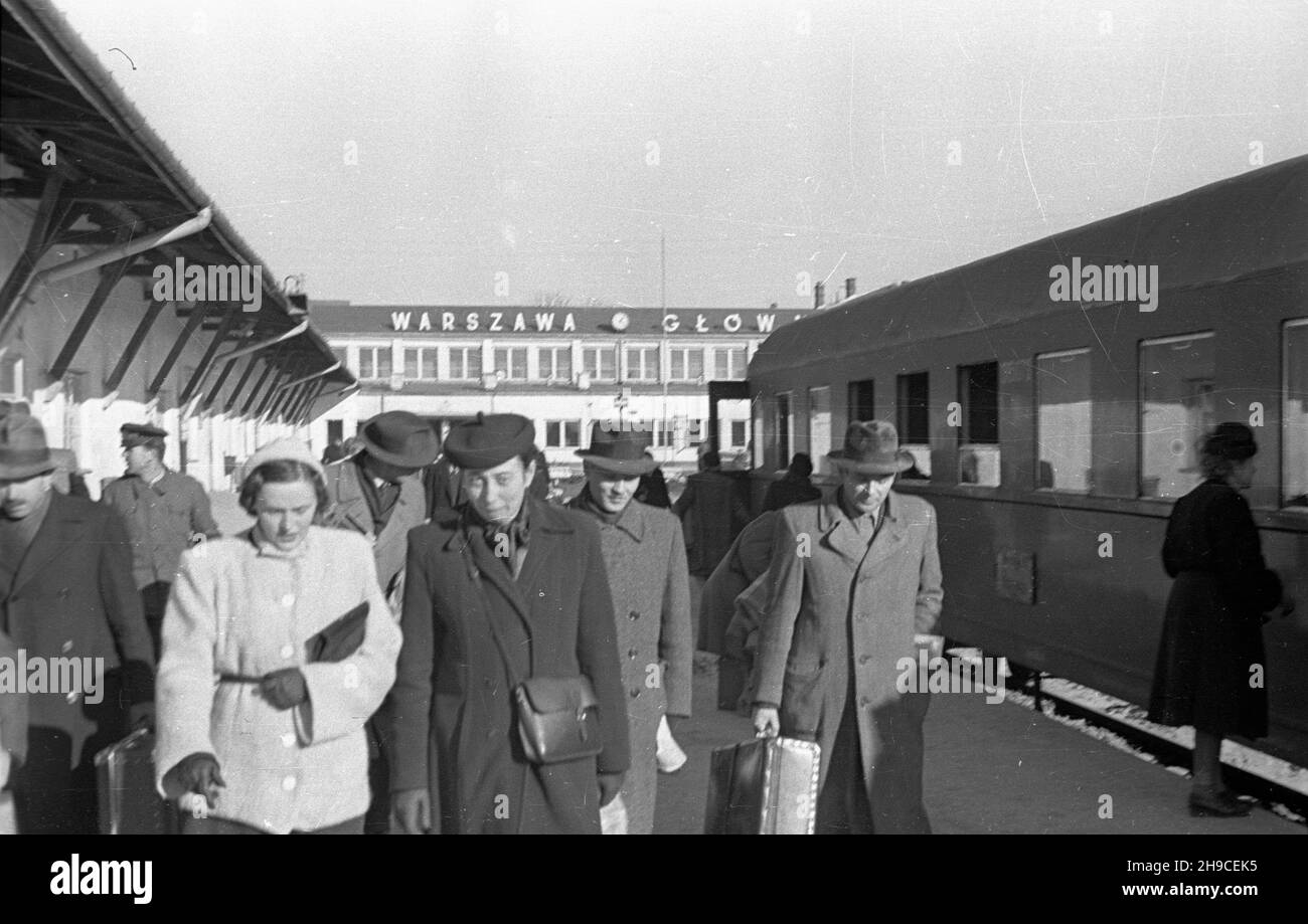 Warszawa, 1947-10. Gruppy polskich literatów przed wyjazdem do Jugos³awii, na dworcu Warszawa G³ówna. mb/gr PAP Varsavia, 1947 ottobre. Gruppi di scrittori polacchi prima di partire per la Jugoslavia, presso la stazione ferroviaria di Warszawa Glowna. mb/gr PAP Foto Stock